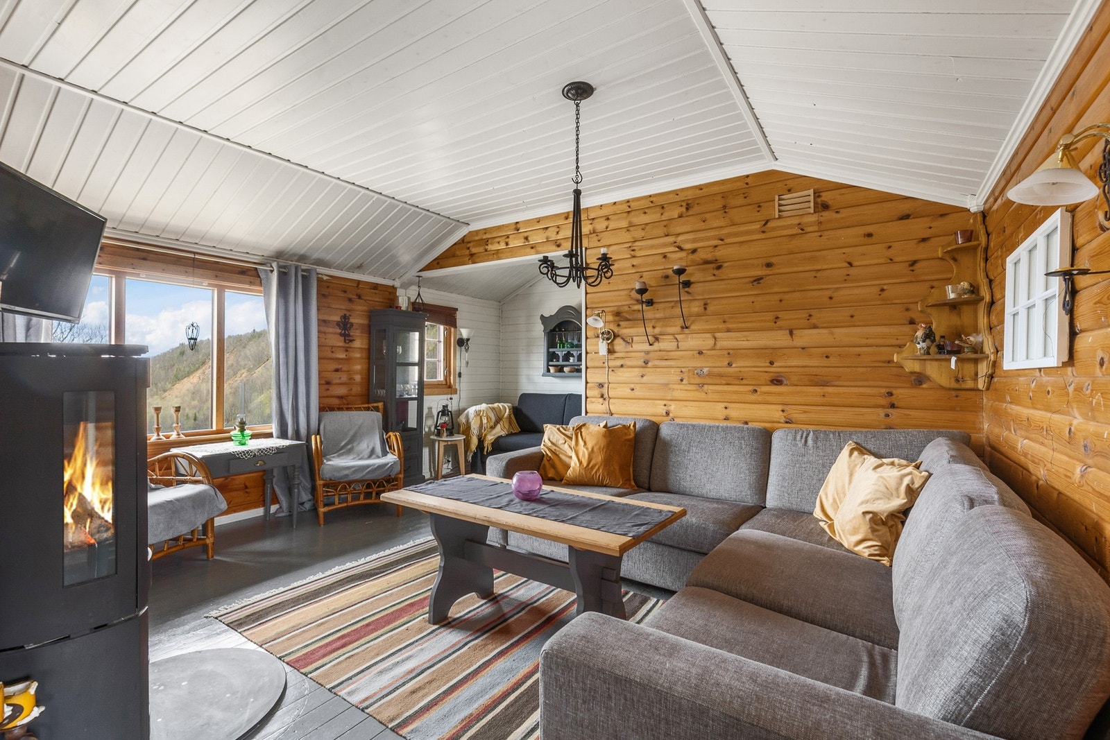 Luftig og lys stue med store vinduer som gir en fantastisk panoramautsikt og flommer inn med naturlig lys Galleribilde