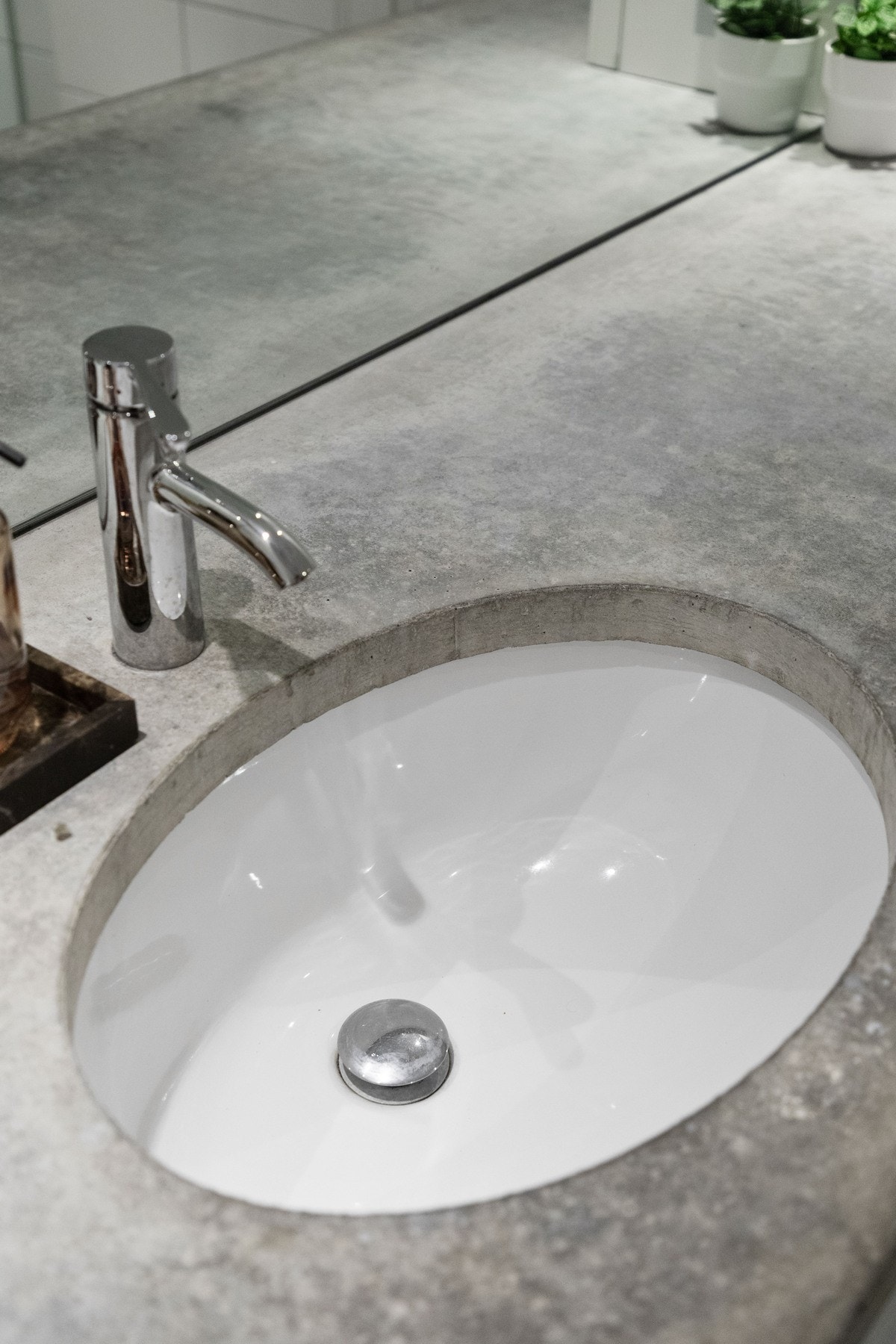 I himling er det downlights og innebygde Bose høyttalere. Baderomsinnredningen har helstøpt benkeplate i betong, underlimt servant, stort speil, samt over- og underskap med hvite, glatte fronter. Galleribilde