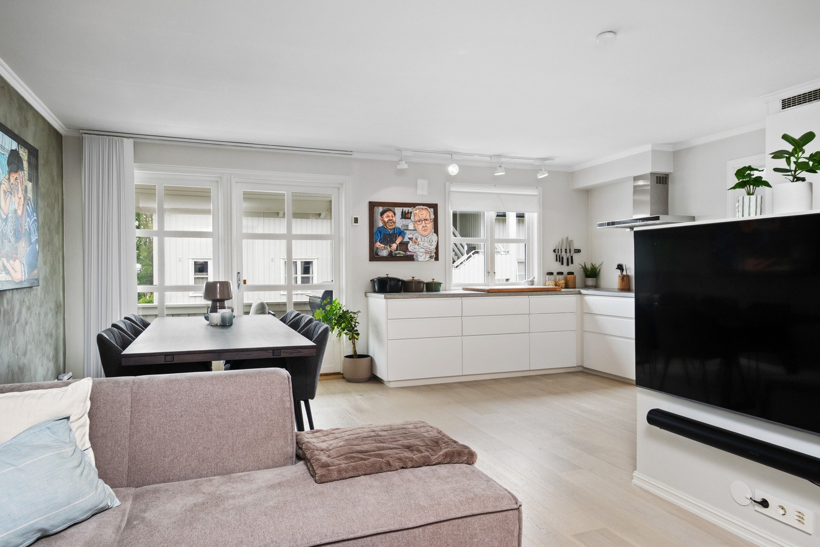 Stuen har god plass til både sofagruppe og spisebord. Galleribilde