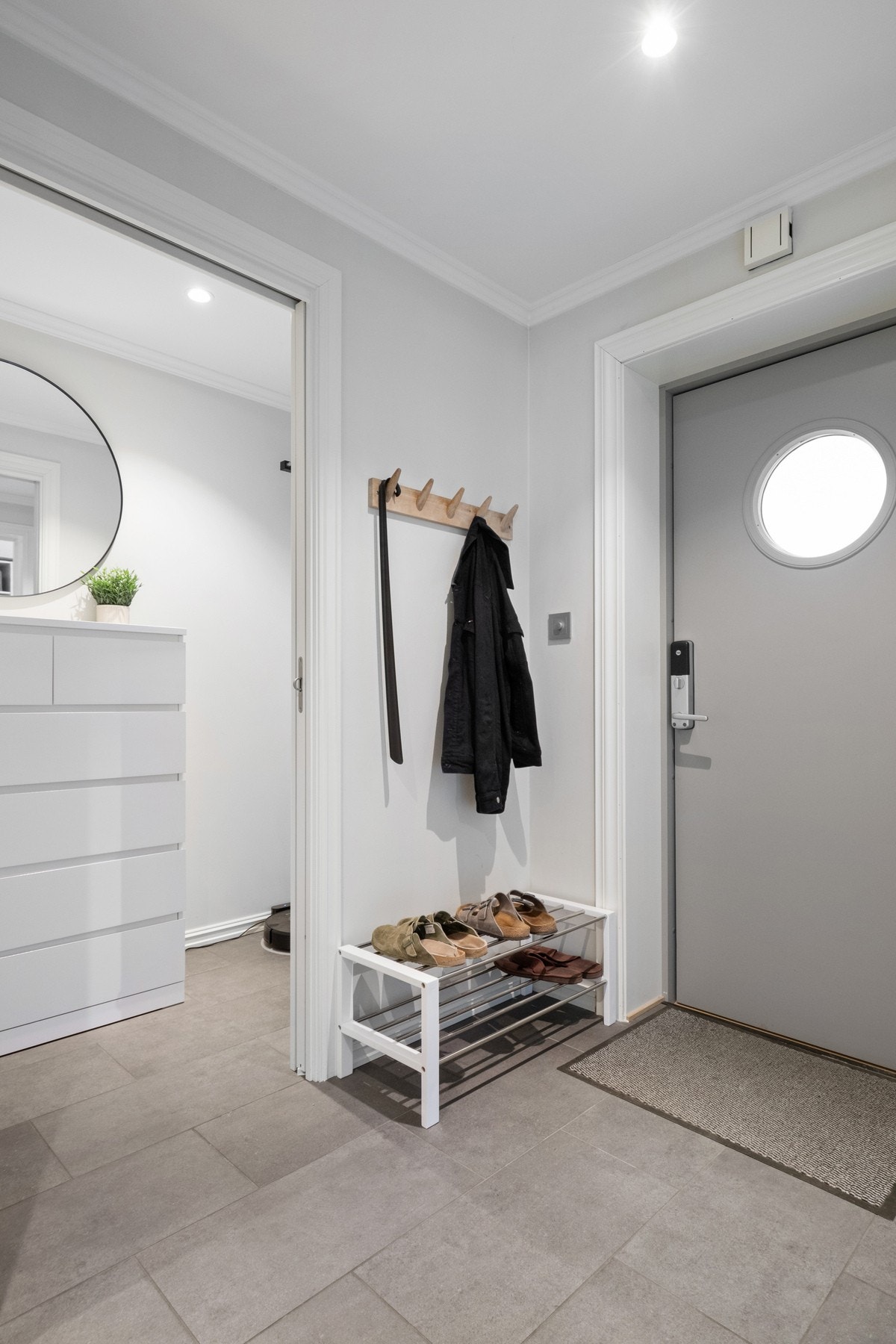 Leiligheten har en innbydende entré som gir et godt førsteinntrykk. Galleribilde