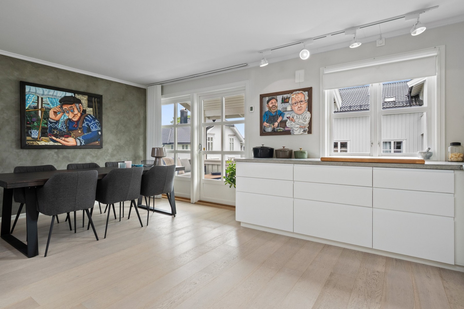 Innvendig har leiligheten et moderne uttrykk, med enstavs parkett på gulv og et lyst fargevalg. Galleribilde