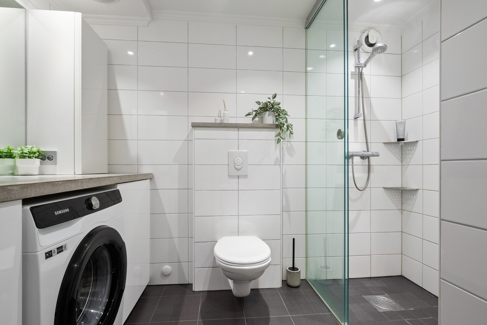 Badet ble renovert i 2016 og har et tidløst design. Det er hvite veggfliser og grå gulvfliser med gulvvarme. Galleribilde
