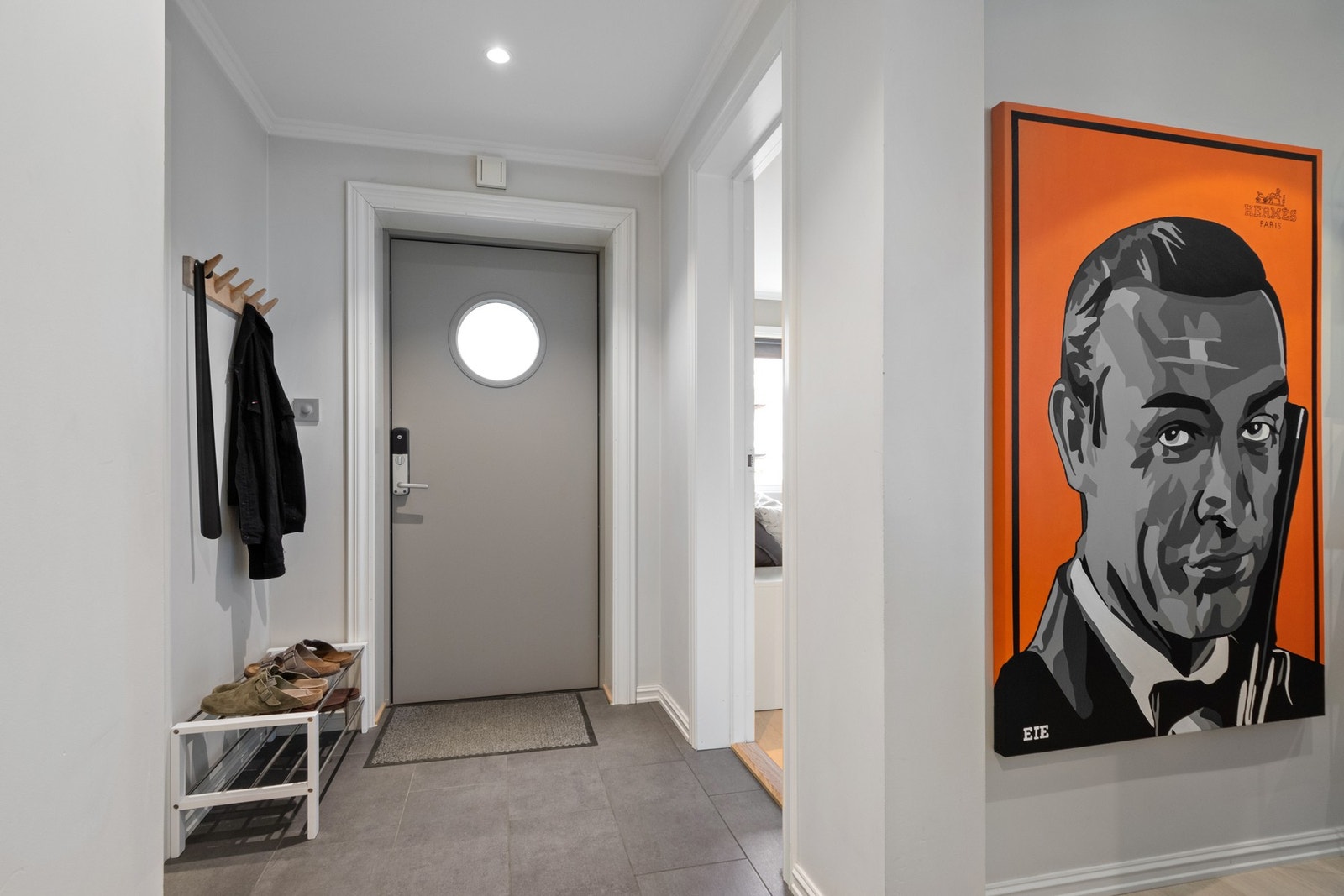 Det er adkomst via utvendig trapp, og ved inngangspartiet er det plass til hagemøbler. Galleribilde