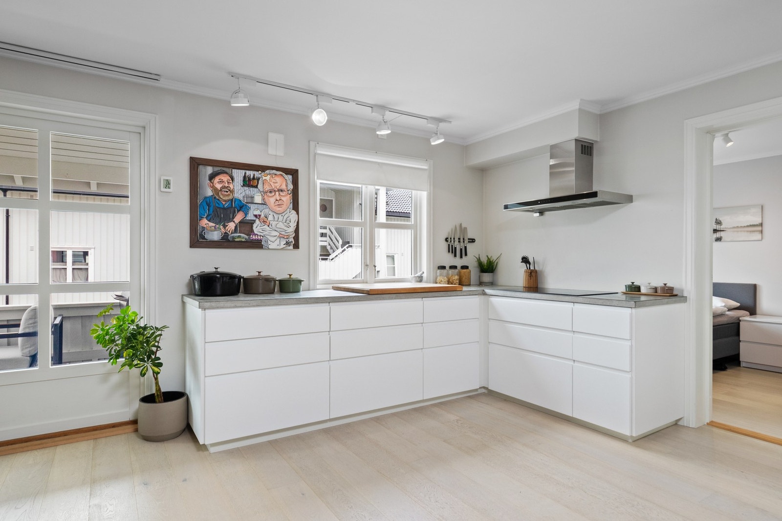 Kjøkkeninnredningen var ny i 2015 og har et moderne utseende. Det er rikelig med oppbevaringsplass i skuffer og takhøye skap. Galleribilde