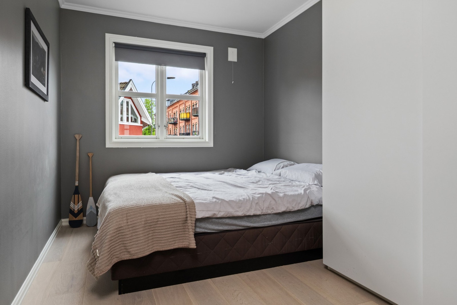 Samtlige rom har god plass til dobbeltseng og garderobeskap. Galleribilde