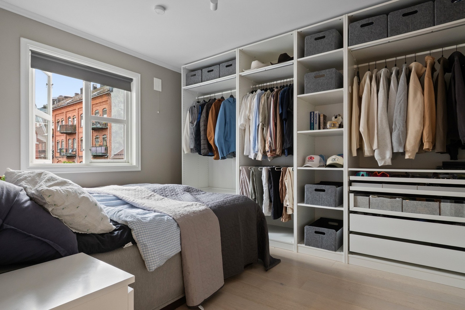 Leiligheten har tre romslige soverom. Hovedsoverommet har et stort og praktisk Pax-garderobeskap med integrert belysning, garderobestenger og skuffer. Galleribilde