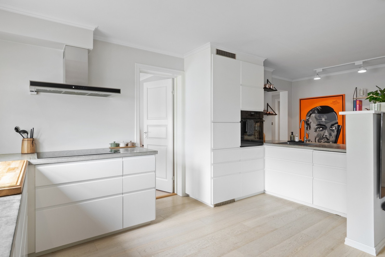 Hvitevarer er integrert og består av induksjonstopp, stekeovn, oppvaskmaskin og kjøl/frys. Kjøkkenet har også komfyrvakt og ventilator. Galleribilde