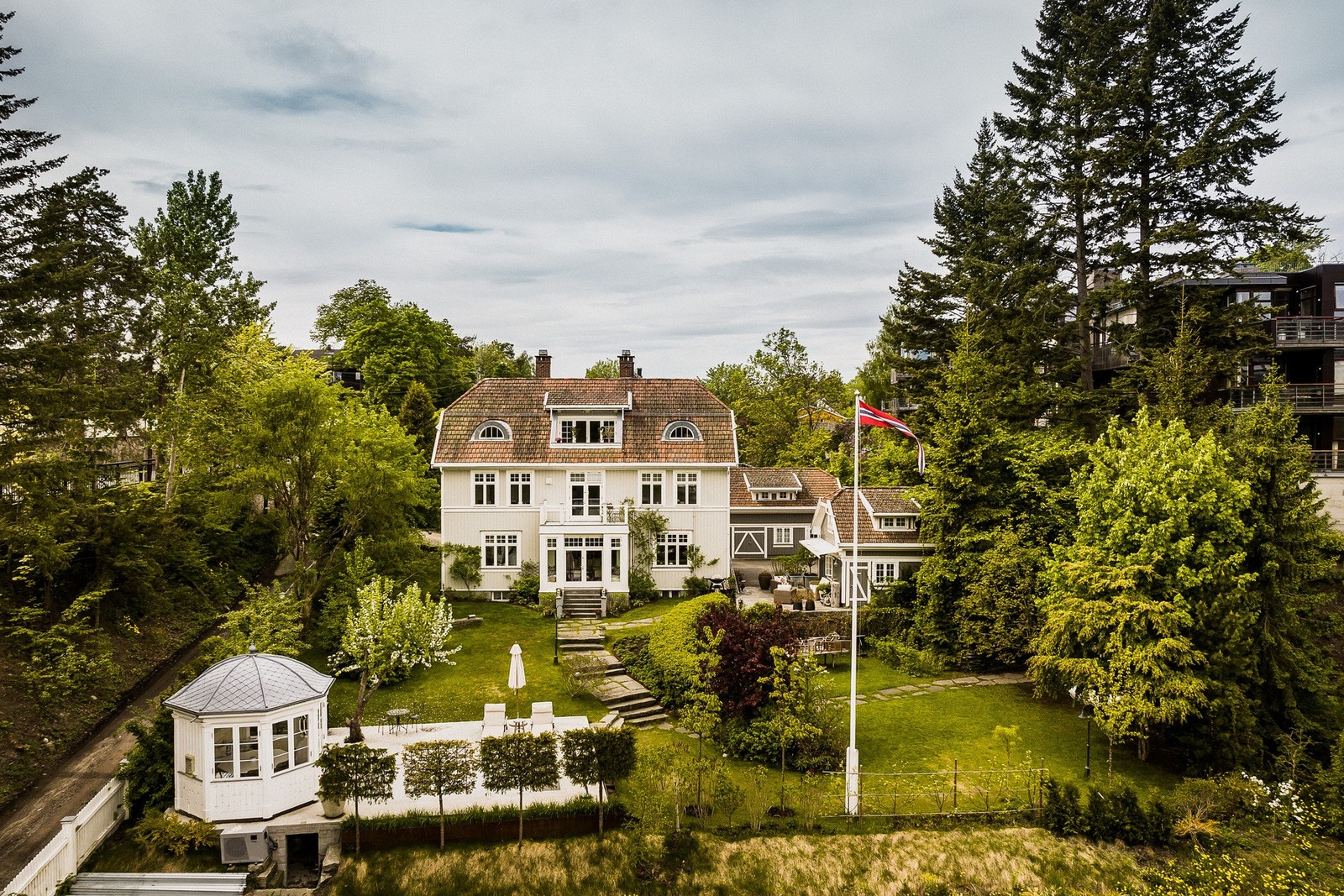 Området er rolig, idyllisk og familievennlig, og preges av vakker villabebyggelse samt moderne leiligheter. Galleribilde