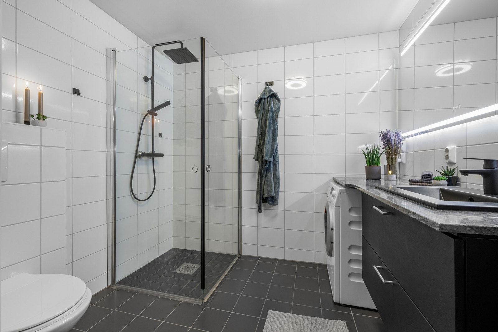 Opplegg for vaskemaskin er etablert under servantbenken. Galleribilde
