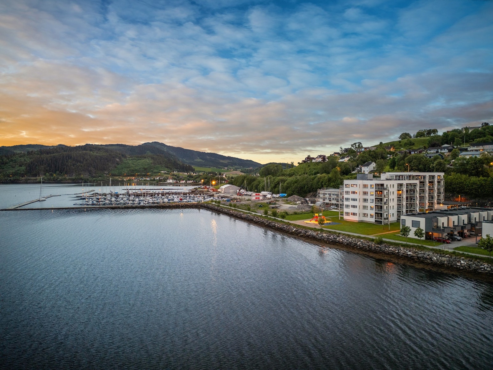 Nærområdet er tilrettelagt for ekte sommeridyll med bading, båtliv og fiske. Galleribilde