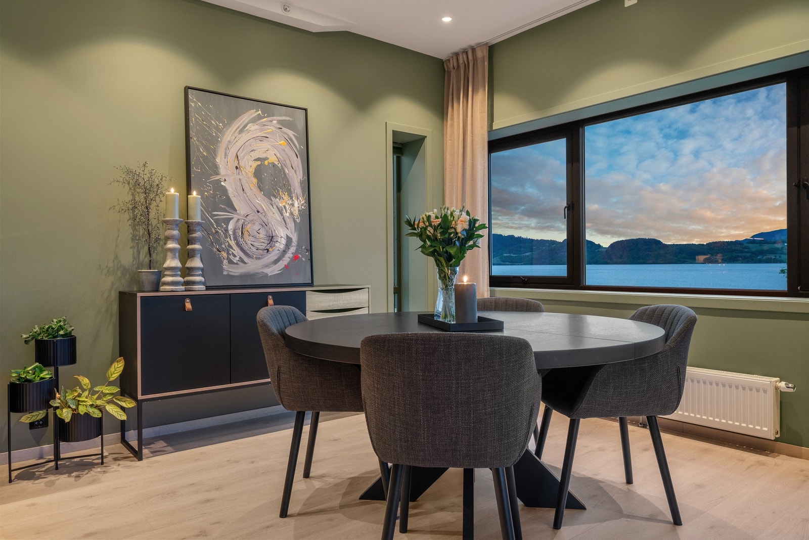 Bygget har fjernvarme som forsyner leiligheten med varmt forbruksvann og vannbåren varme til radiatorer. Galleribilde