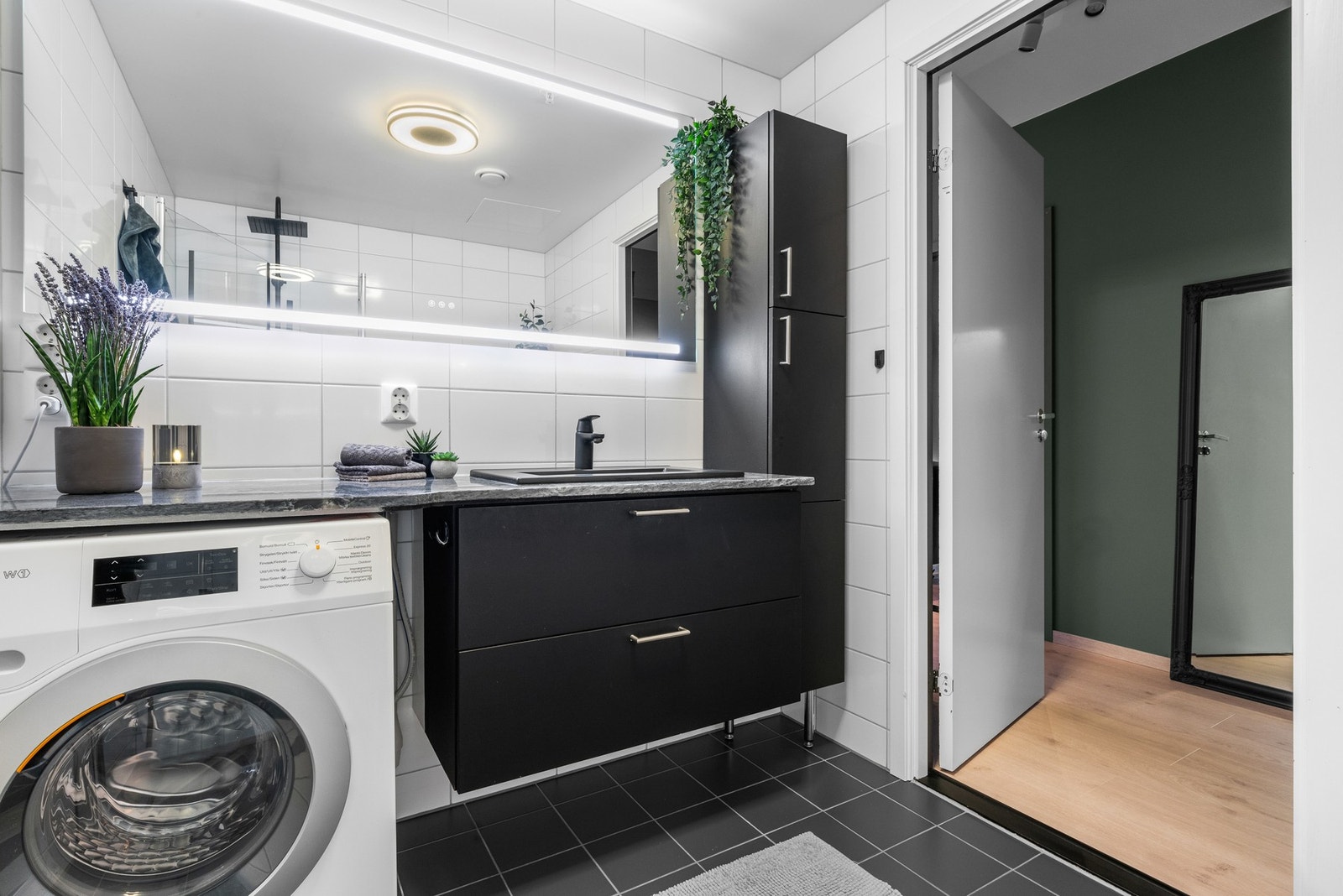 Dagene får en god start på et stilrent bad med delikate fliser. Galleribilde