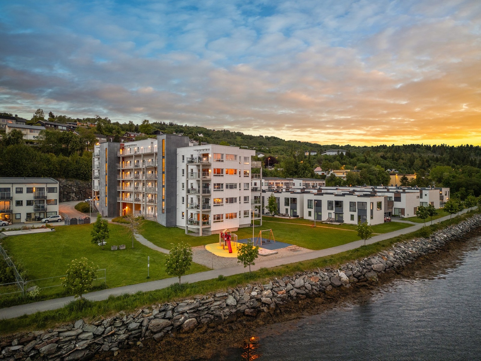 Omgivelsene er naturskjønne og fredfulle, med badestrand, båtmarina og flotte turmuligheter. Galleribilde