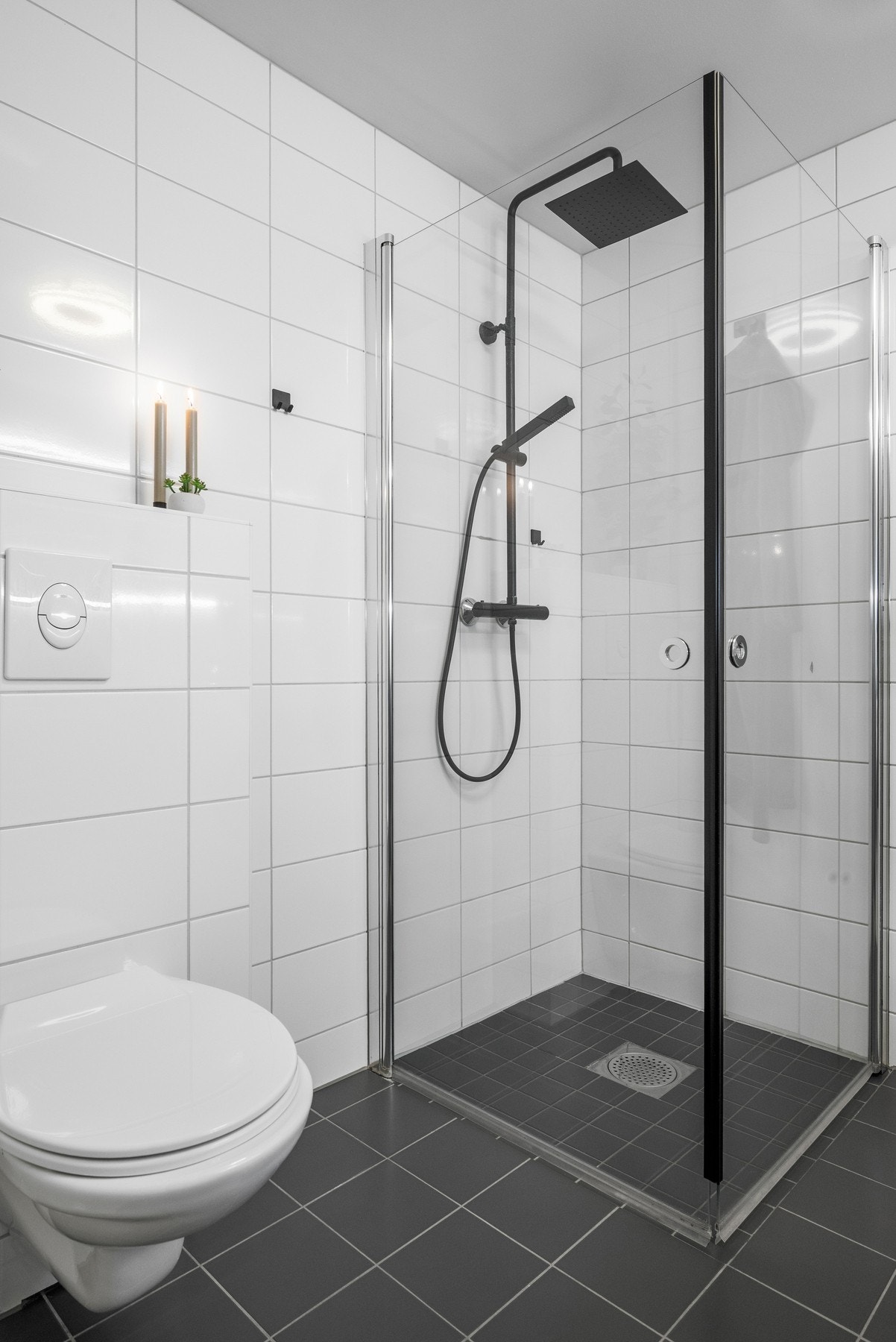 På badet er det gulvvarme, regnfallsdusj og vegghengt toalett. Galleribilde