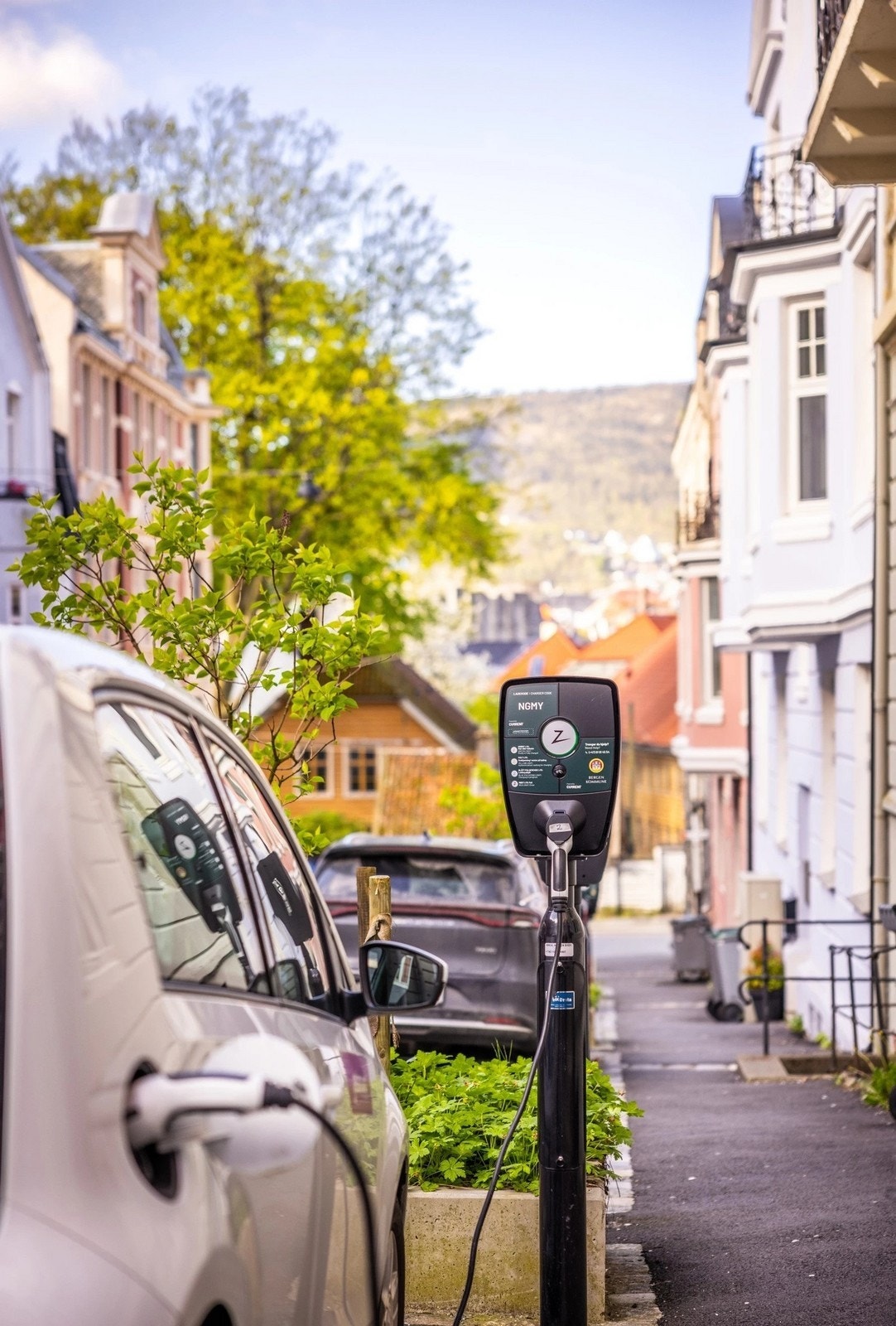 Soneparkering med elbillader Galleribilde