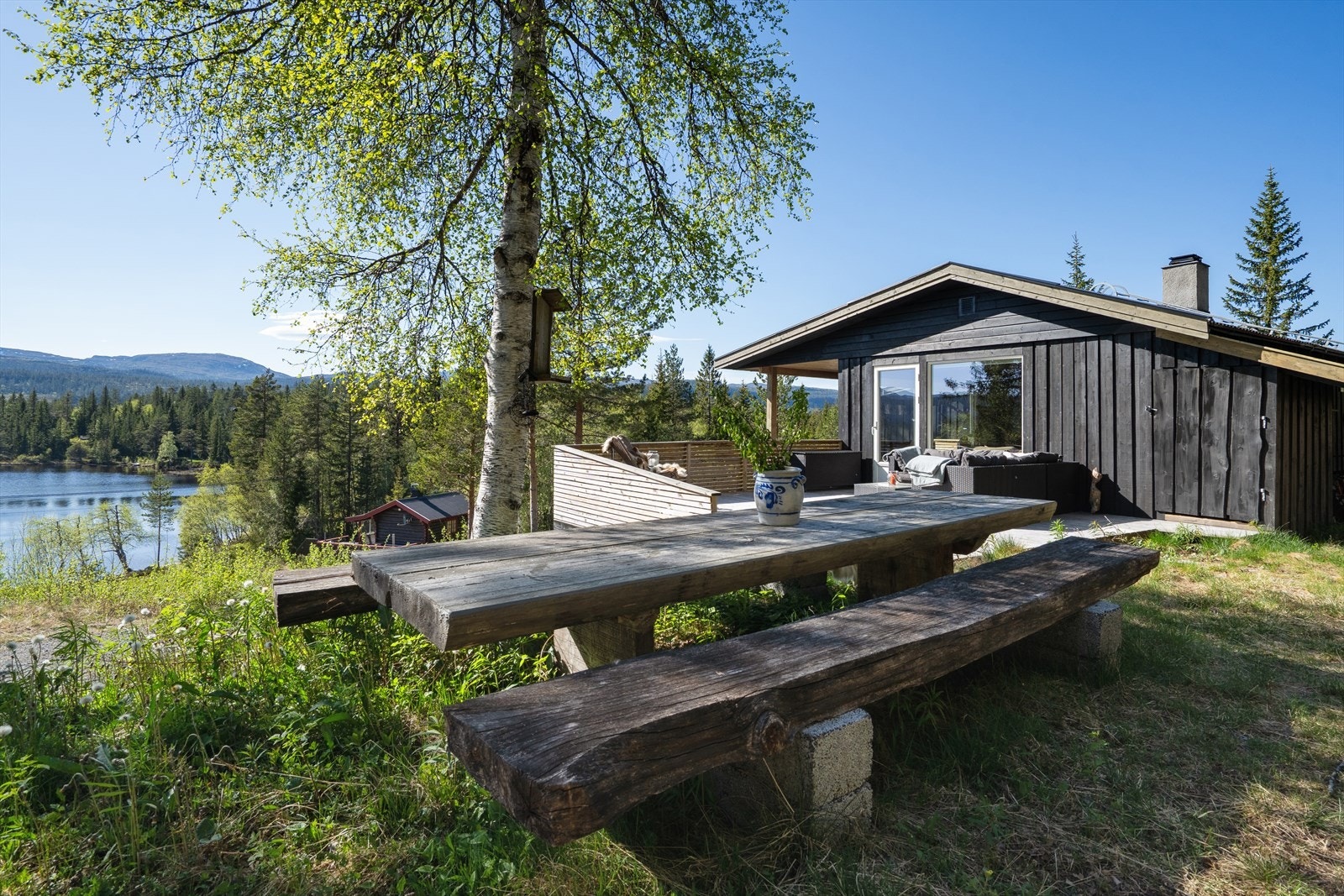 Området byr på fantastiske naturopplevelser hele året, med merkede turstier, sykkeltraséer, fiskevann og hele 170 km med preparerte skiløyper. Maskinpreparert løype passerer like ved eiendommen og gir direkte tilgang til det store løypenettet på Blefjell. Galleribilde