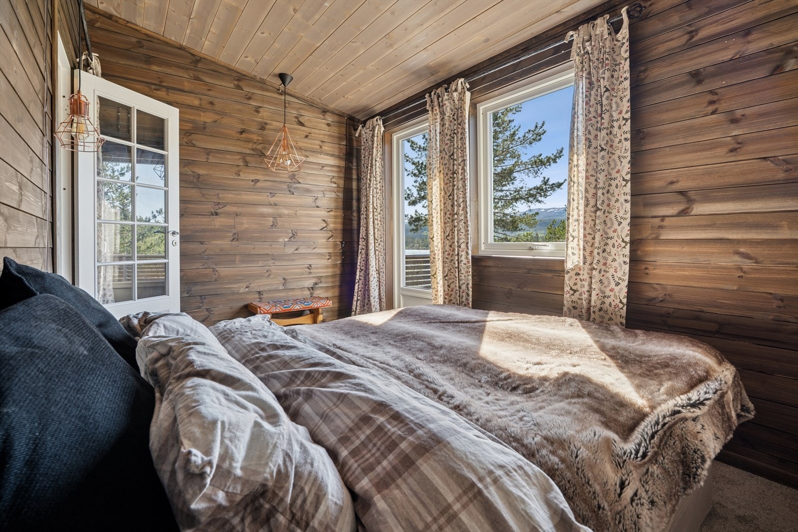 Soverommene er malt i en flott mørk brunfarge. Fra hovedsoverommet har man utgang til en egen balkong. Galleribilde