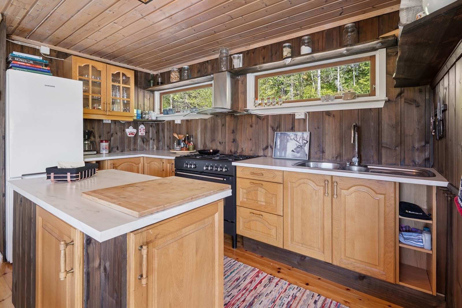 Klassisk kjøkken med kjøl/fryseskap og komfyr på gass. Galleribilde