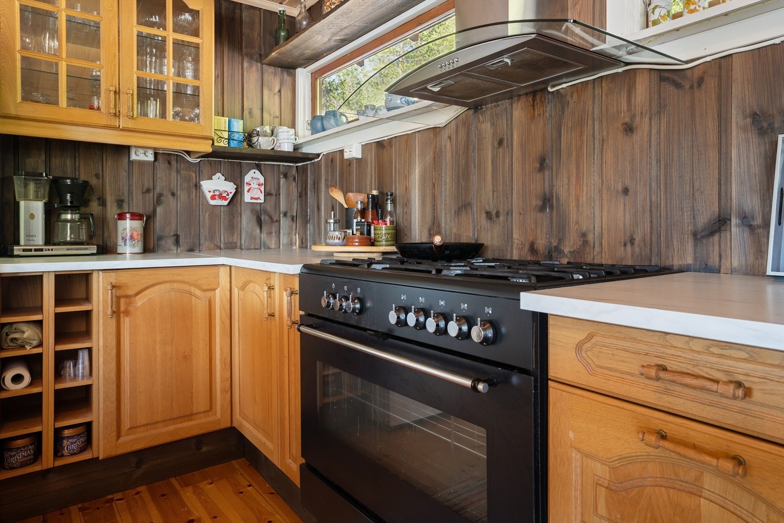 Kjøkkenet har rikelig med oppbevaringsplass. Galleribilde