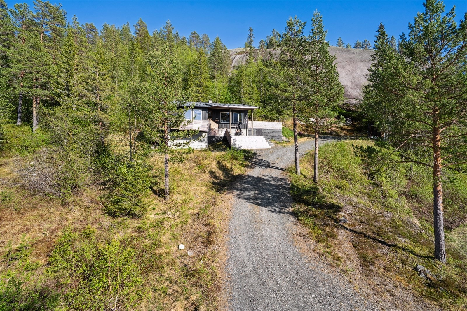 En flott fritidseiendom med fredfull og solrik beliggenhet på populære Fagerfjell! Her får du en hytte på ett plan med tre soverom, god planløsning og kjørevei helt frem til inngangspartiet, praktisk og komfortabelt året rundt. Galleribilde