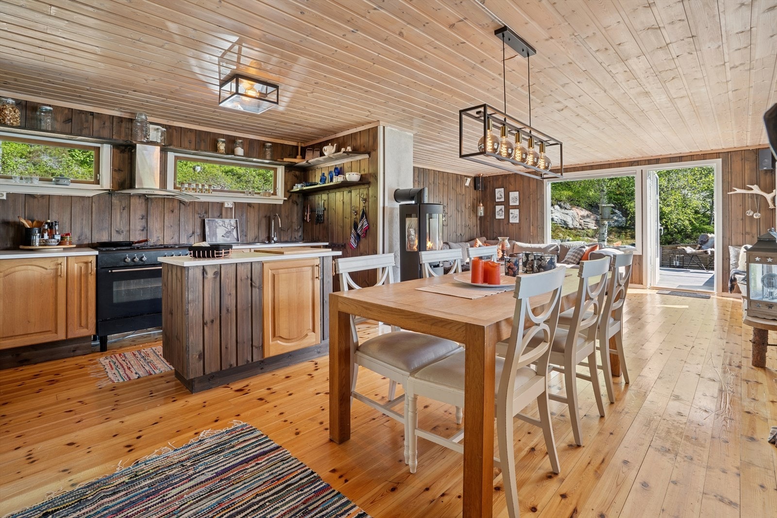 Åpen stue/kjøkken - løsning med god plass til både spise- og sittegruppe. Galleribilde