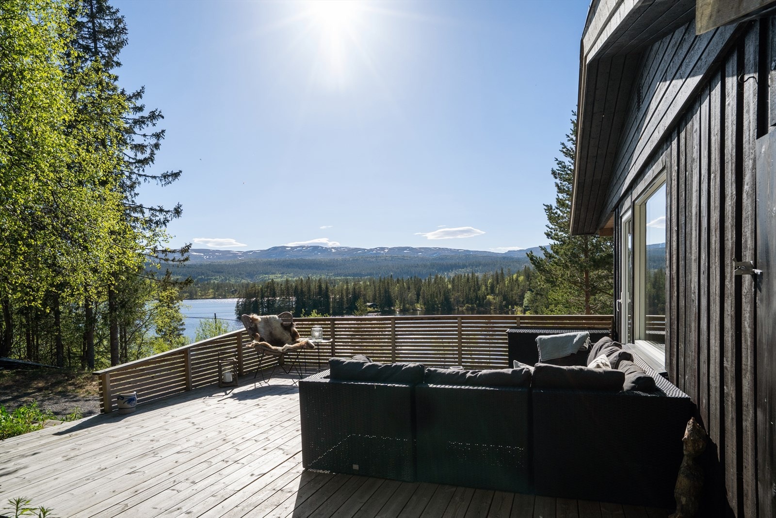 Gode utsiktsforhold over vakre Djupvatnet og omkringliggende fjellterreng. Området byr på båt, bad og fiskemuligheter på sommerstid og skiløyper med direkte tilgang til det store løypenettet på Blefjell på vinterstid. Galleribilde