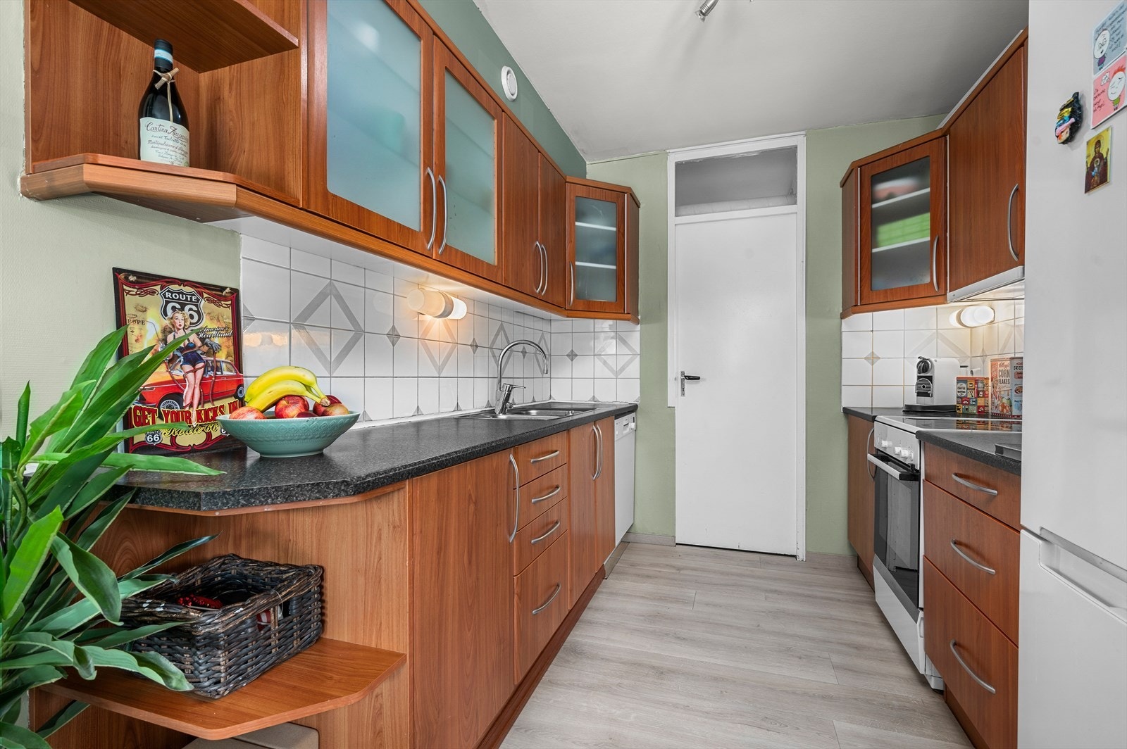 Kjøkkenet er tidløst og meget funksjonelt. Her har du også godt med skap- og benkeplass. Galleribilde