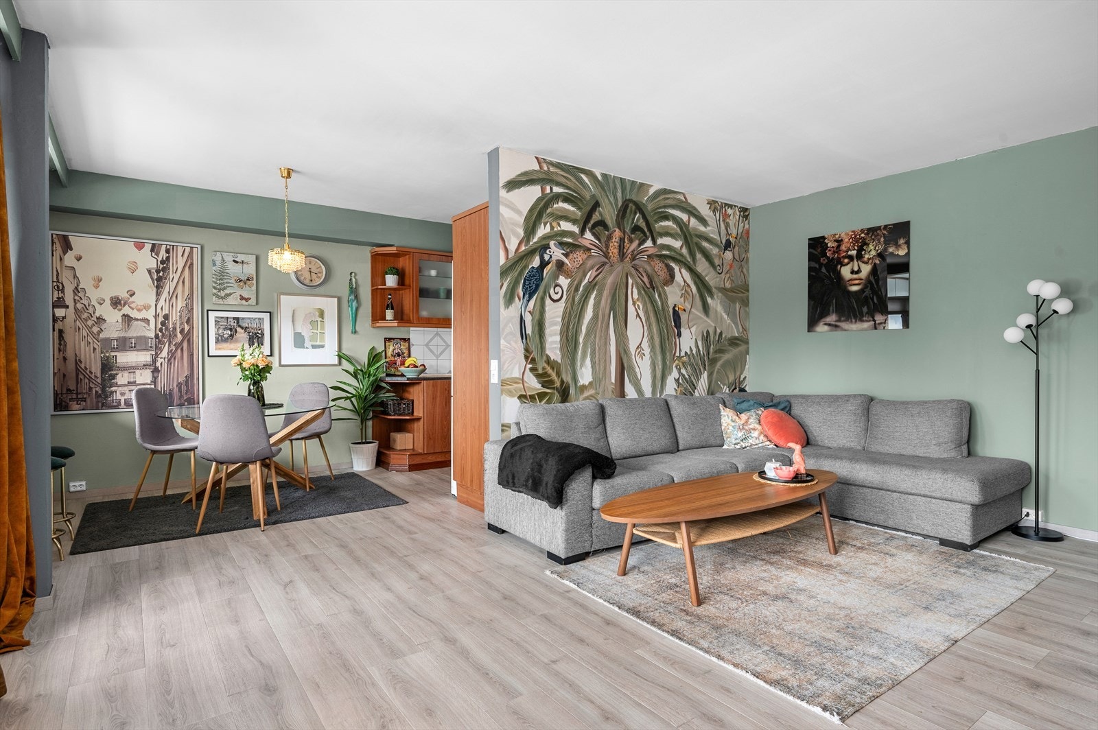 Stuen måler 21,5 m² og kjøkkenet 12,5 m². Galleribilde