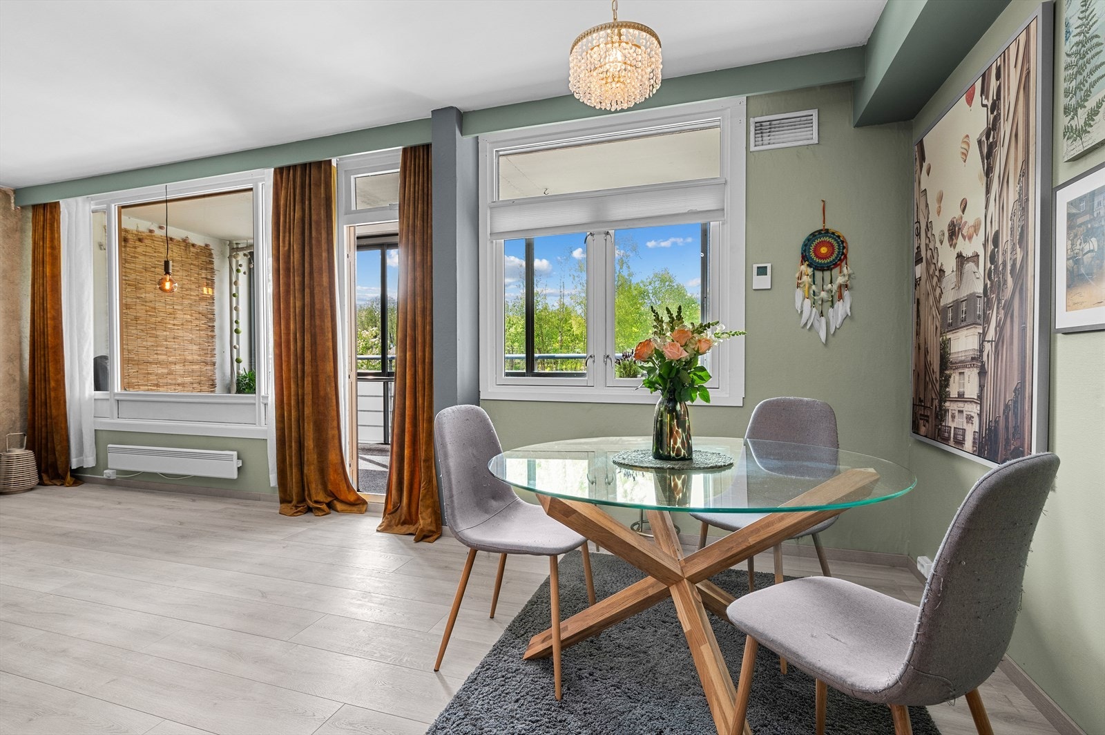 Her er det god plass for ulike løsninger slik man ønsker det med sofagruppe, møbler, spisestue etc.. Galleribilde