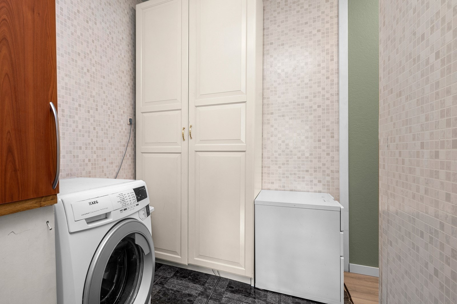 Praktisk vaskerom i tilknytning til gang - med gode oppbevaringsmuligheter og plass til vaskemaskin og tørketrommel. Galleribilde