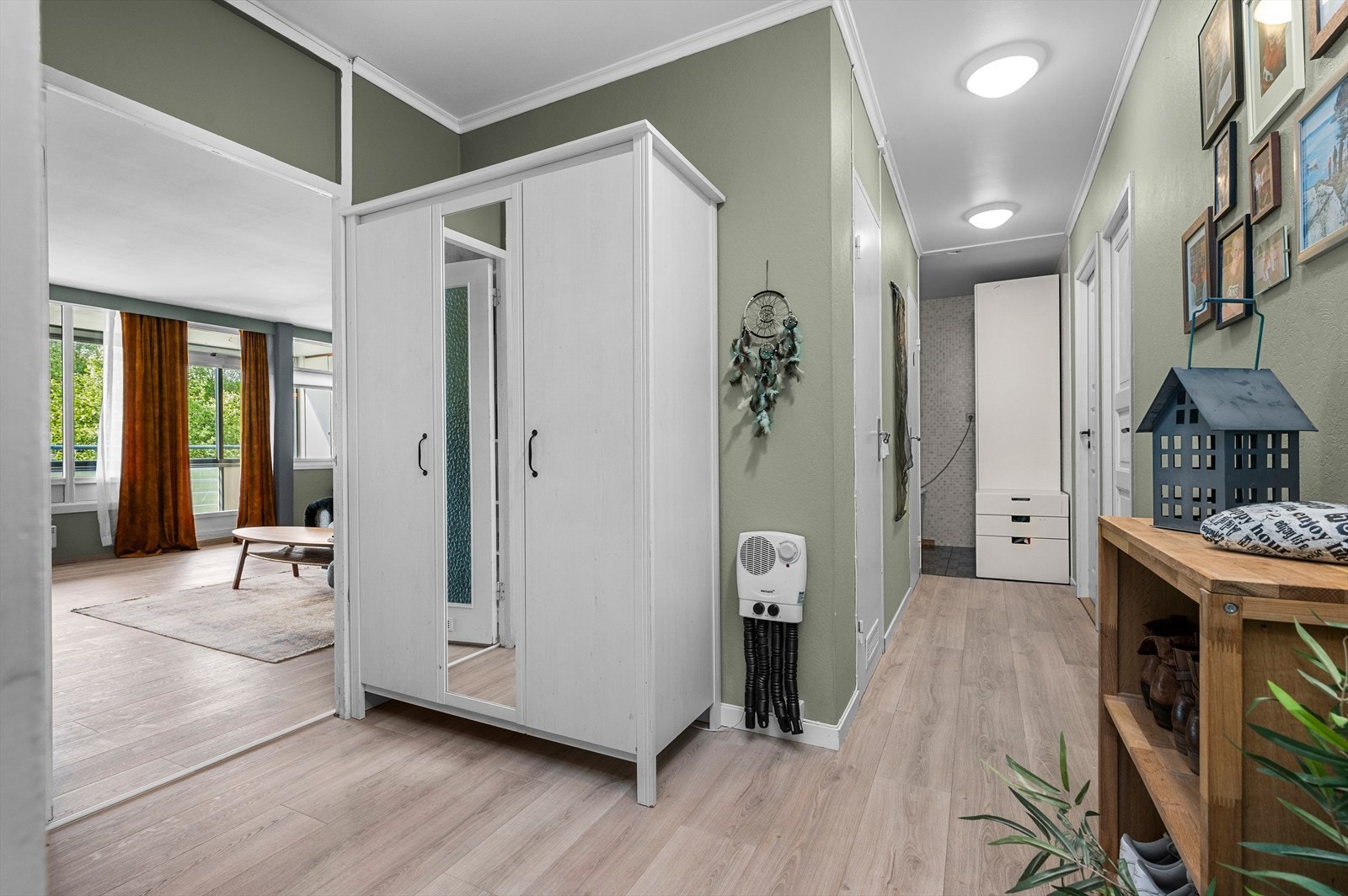 Inngangspartiet har godt med muligheter for lagring. Galleribilde