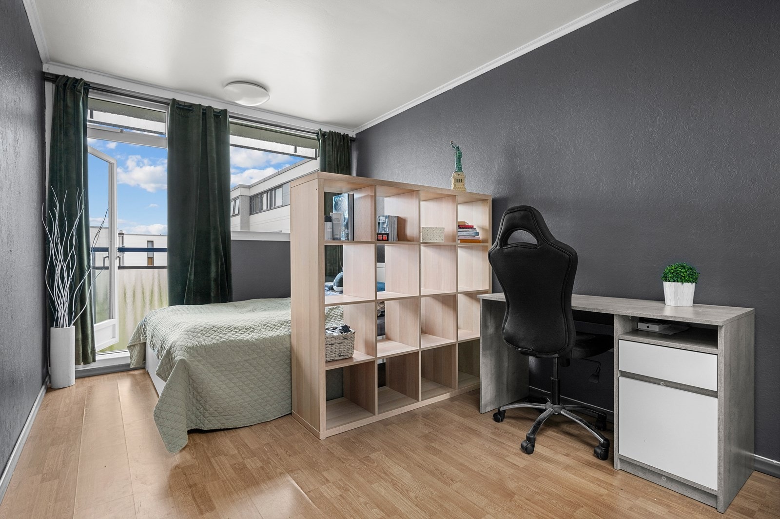 Dette soverommet er på hele 13 m² og har direkte adgang til balkong. Galleribilde