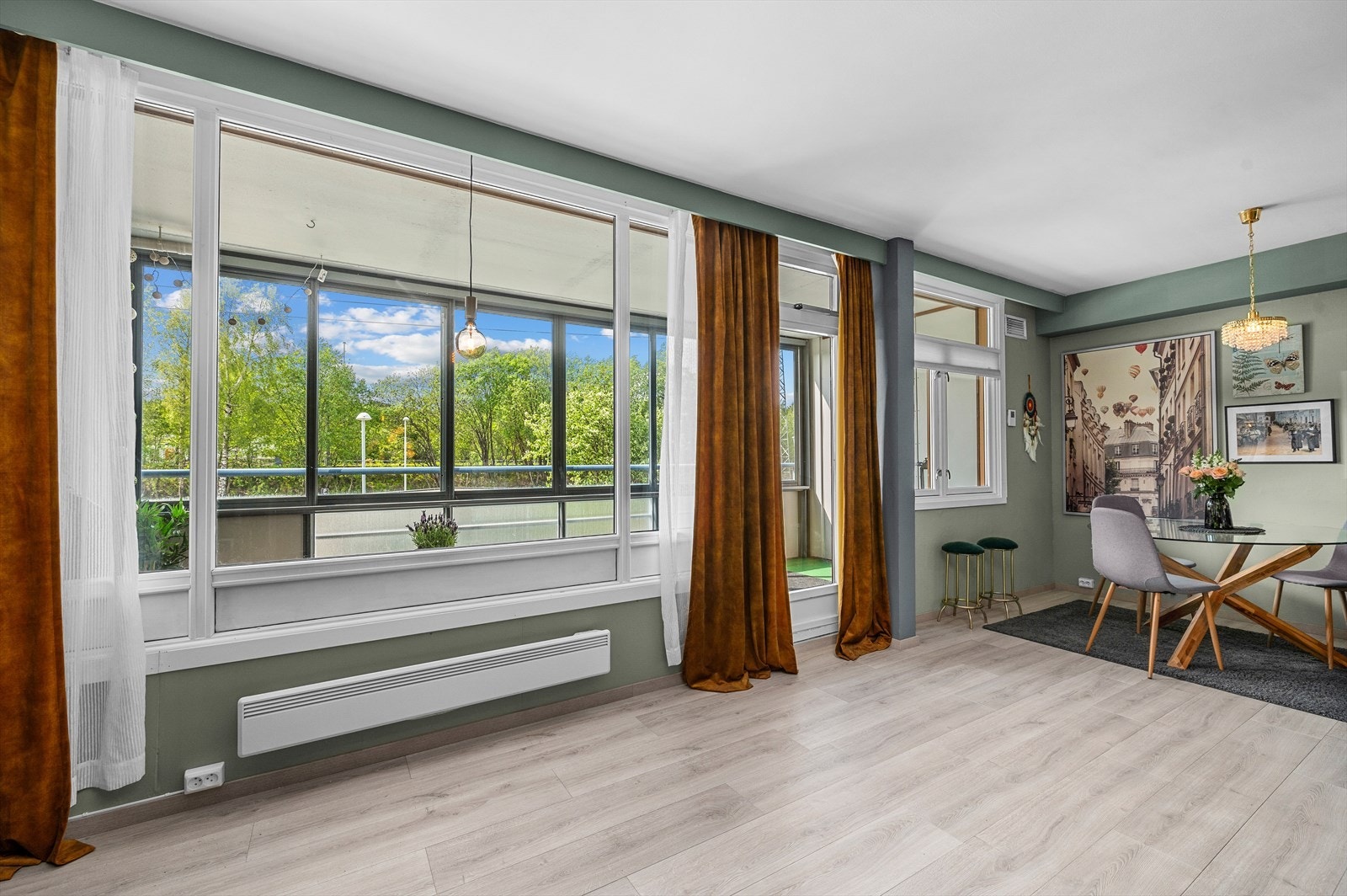 Store vindusflater som slipper inn rikelig med naturlig lys og skaper en god atmosfære. Galleribilde