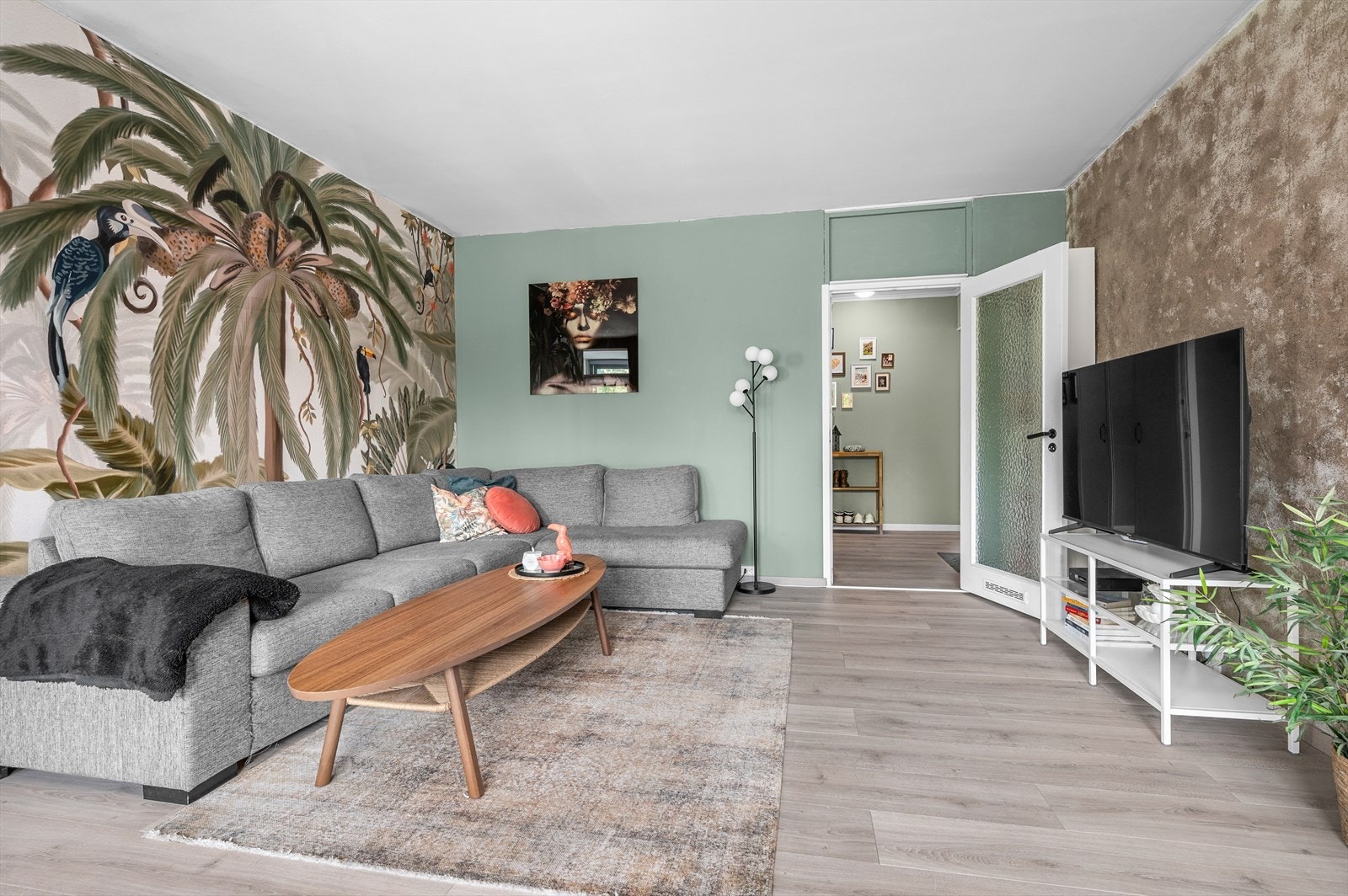 Innbydende stue med unik tapet og lune fargetoner - perfekt rom for både avslapning og sosiale sammenkomster. Galleribilde