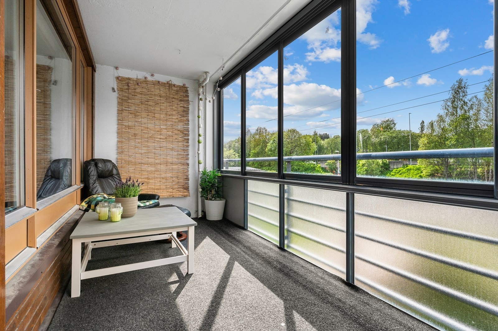 I direkte adgang fra stuen er innglasset balkong som fungerer som en perfekt forlengelse av oppholdsrommet. Galleribilde