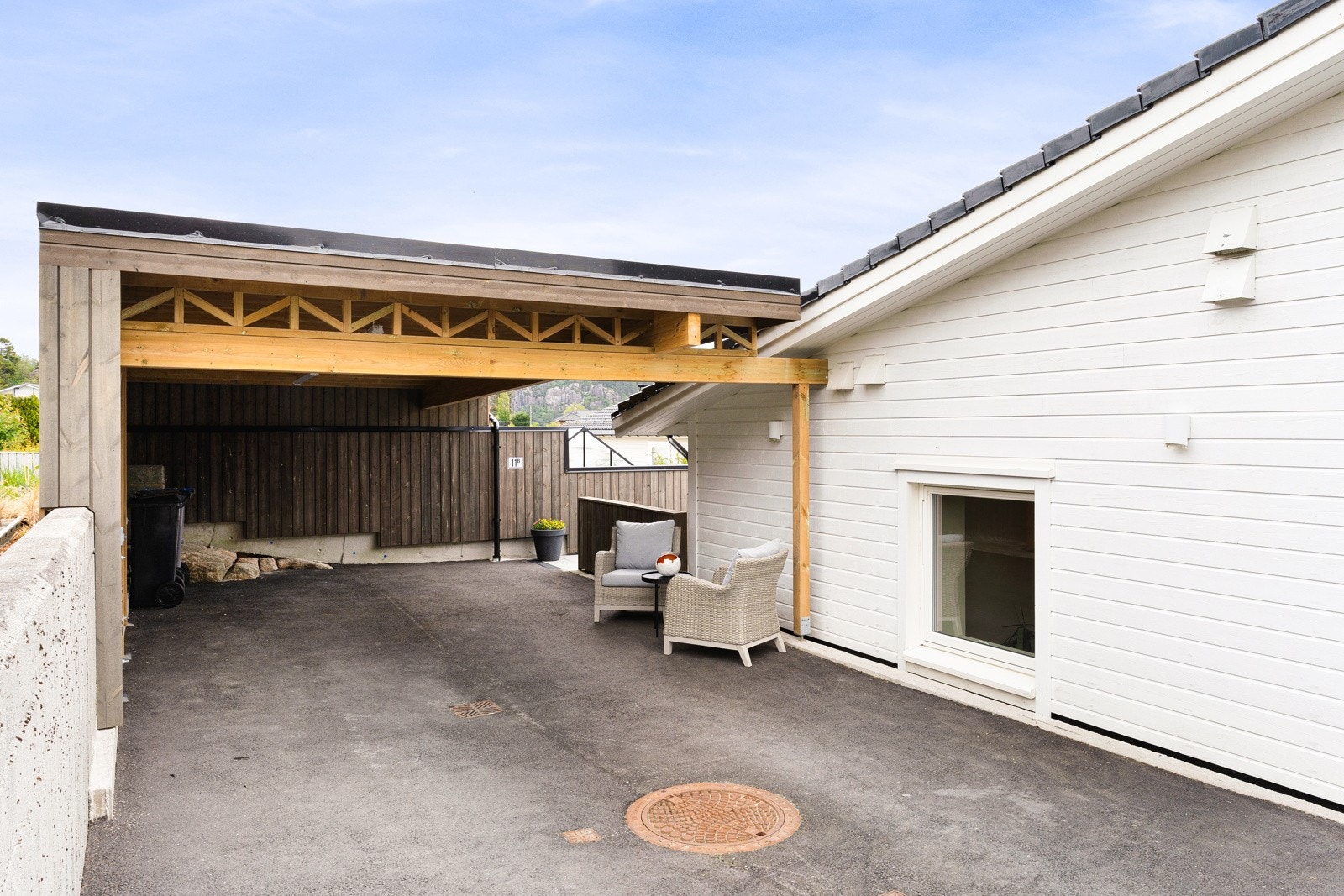Det er parkering i carport på 30 kvm. Galleribilde