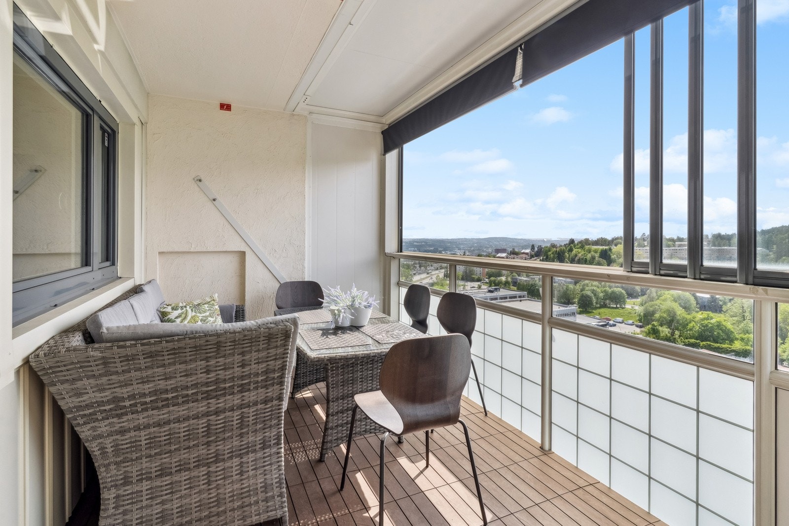 Beliggende høyt og fritt i 10. etasje med 10 kvm innglasset og solrik balkong. Galleribilde