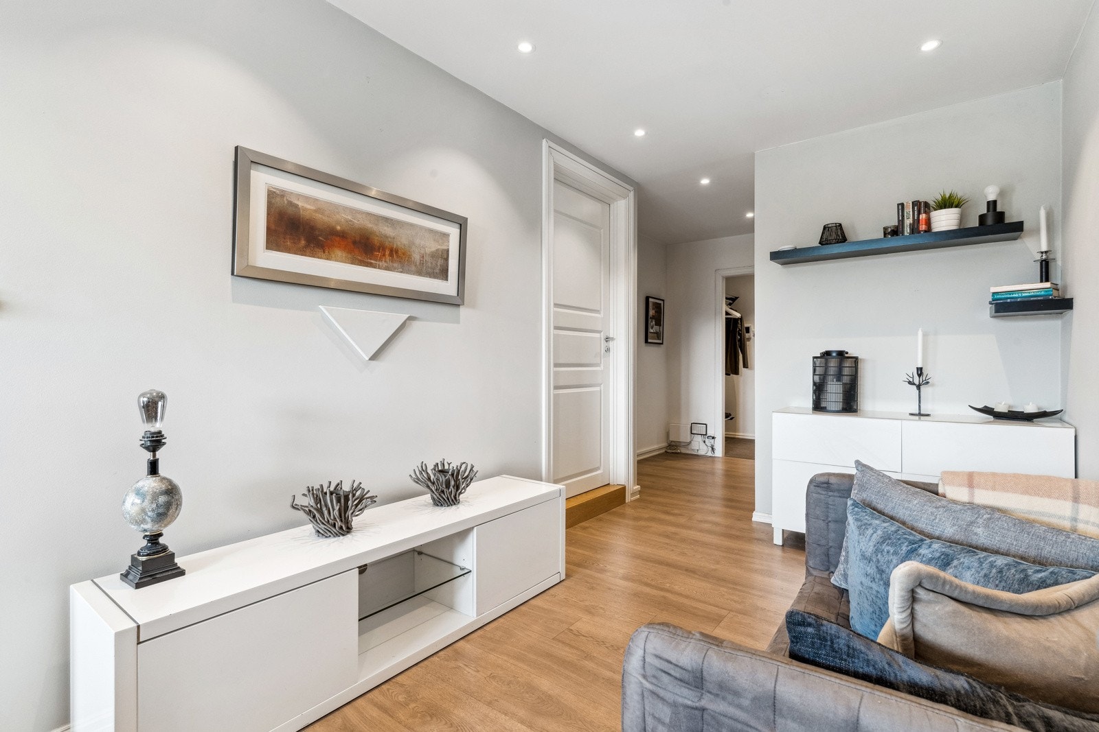 Arealeffektiv leilighet med mange muligheter. Møbler kan overtas etter avtale med selger med unntak av sofa. Galleribilde