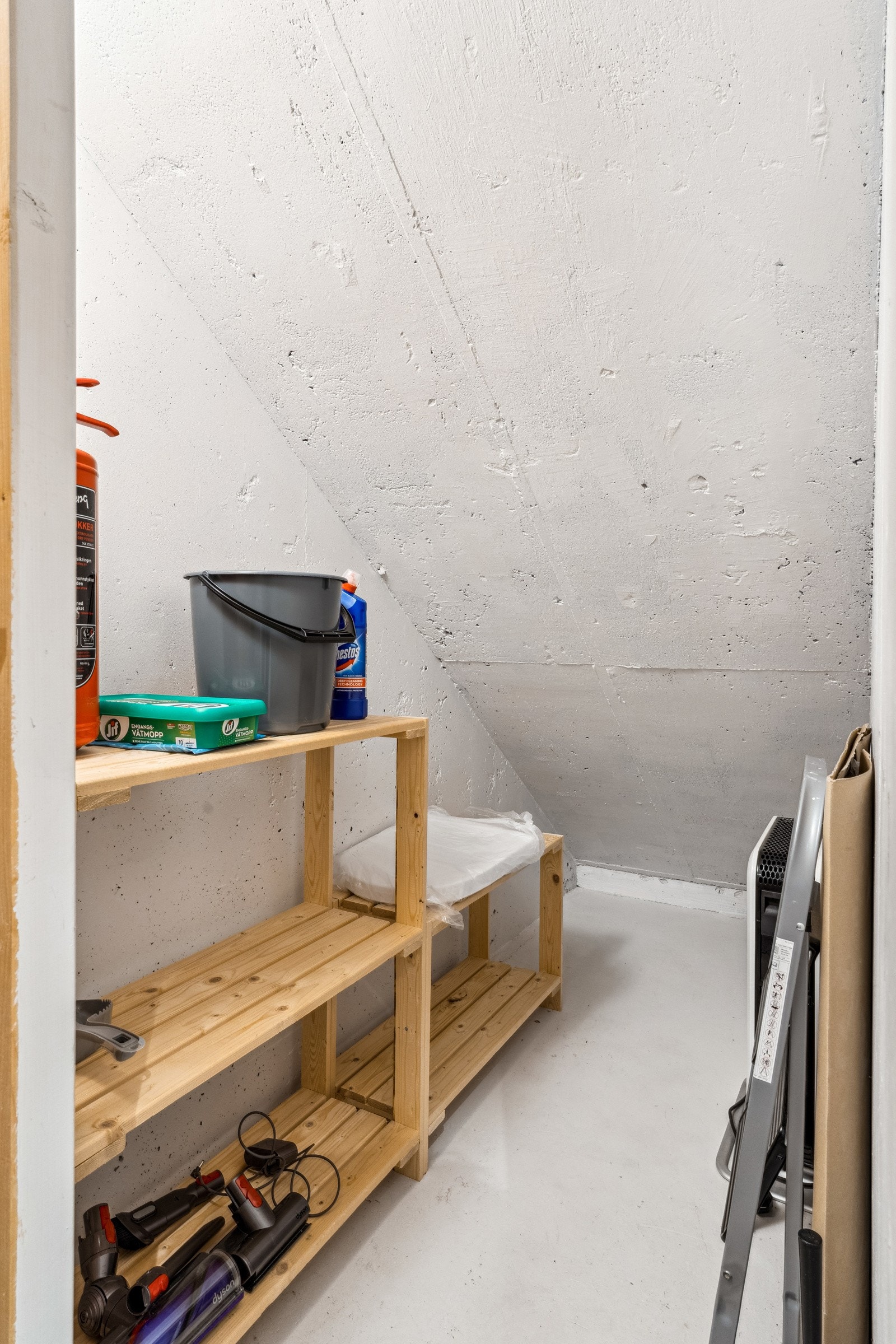 Bod (innvendig) bak speil på bad. I tillegg en fin kjellerbod. Galleribilde