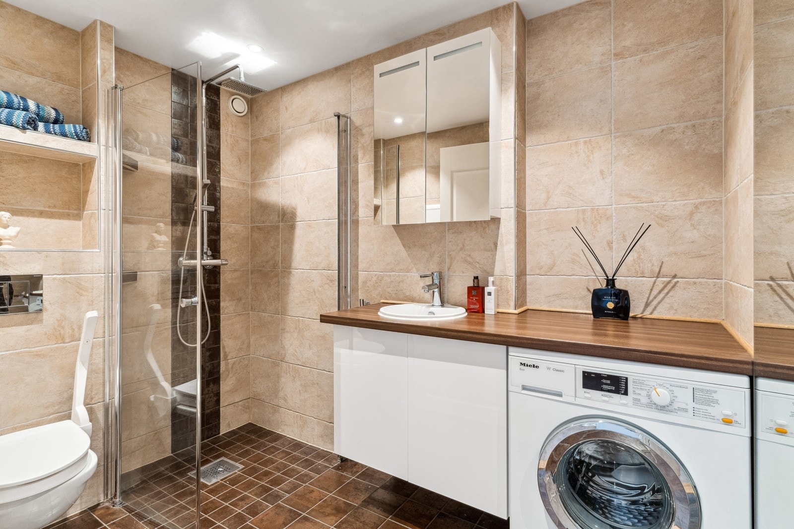 Start dagen på et varmt og delikat baderom. Galleribilde