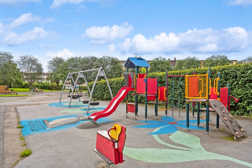 Det er fine fellesområder i borettslaget med både lekeplasser og sittegrupper. Grillplass for de som ønsker å grille ute. Galleribilde