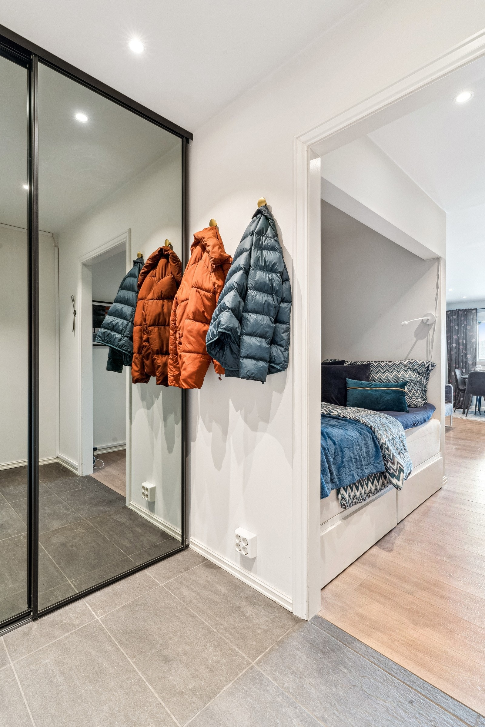 Mellomgang mellom entreén, alkoven og stuen. Sengen er 1,40 (bredde) og 2,0 (lengden). Galleribilde