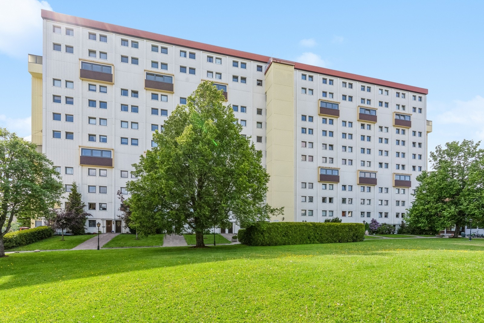 Rødtvetveien 16 ligger flott til i grønne områder. Godt vedlikeholdt bygningsmasse. Galleribilde