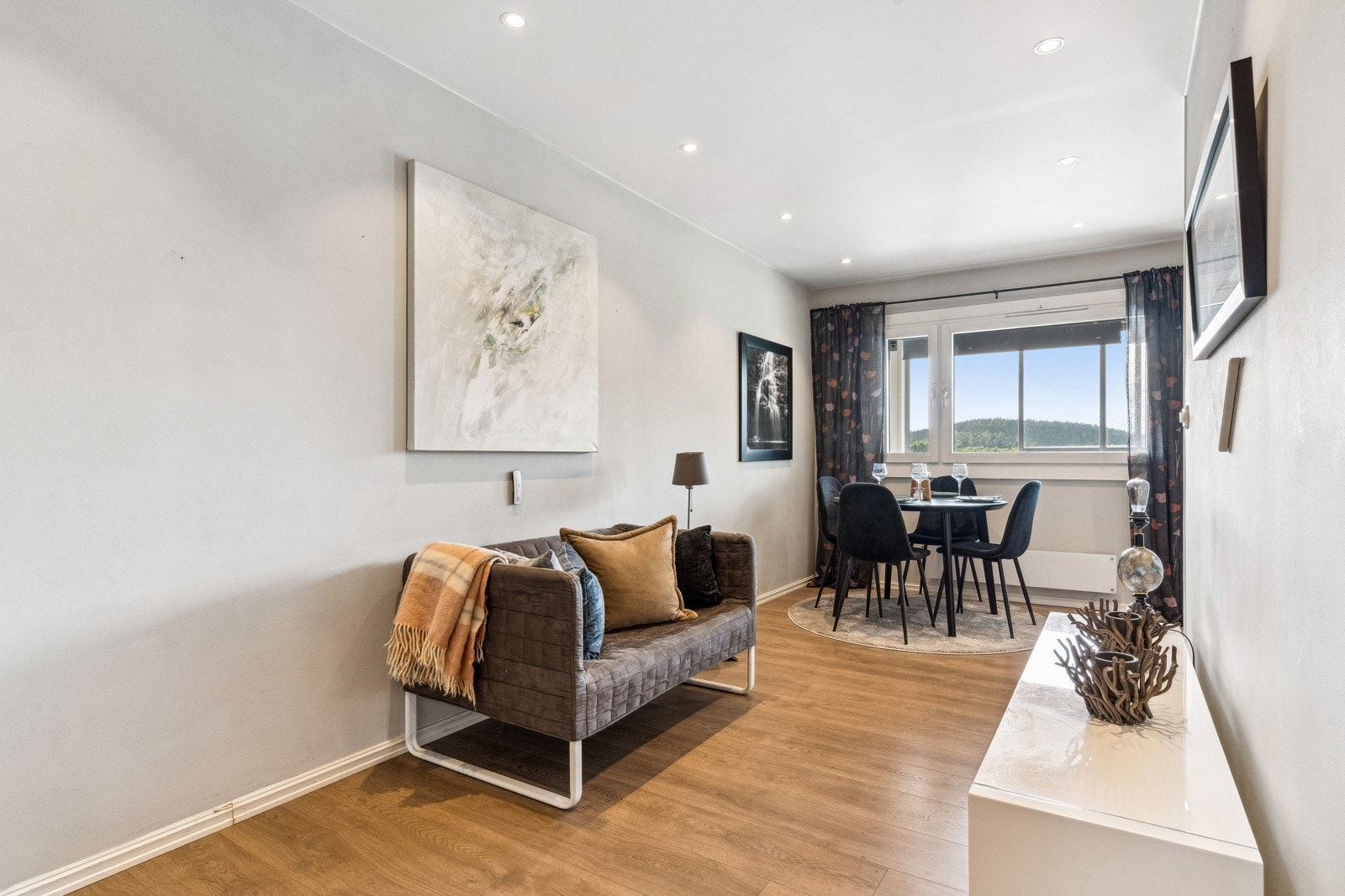 Åpen og sosial løsning mellom kjøkken og stue. Mulighet for både salong og spisestue om du ønsker. Galleribilde