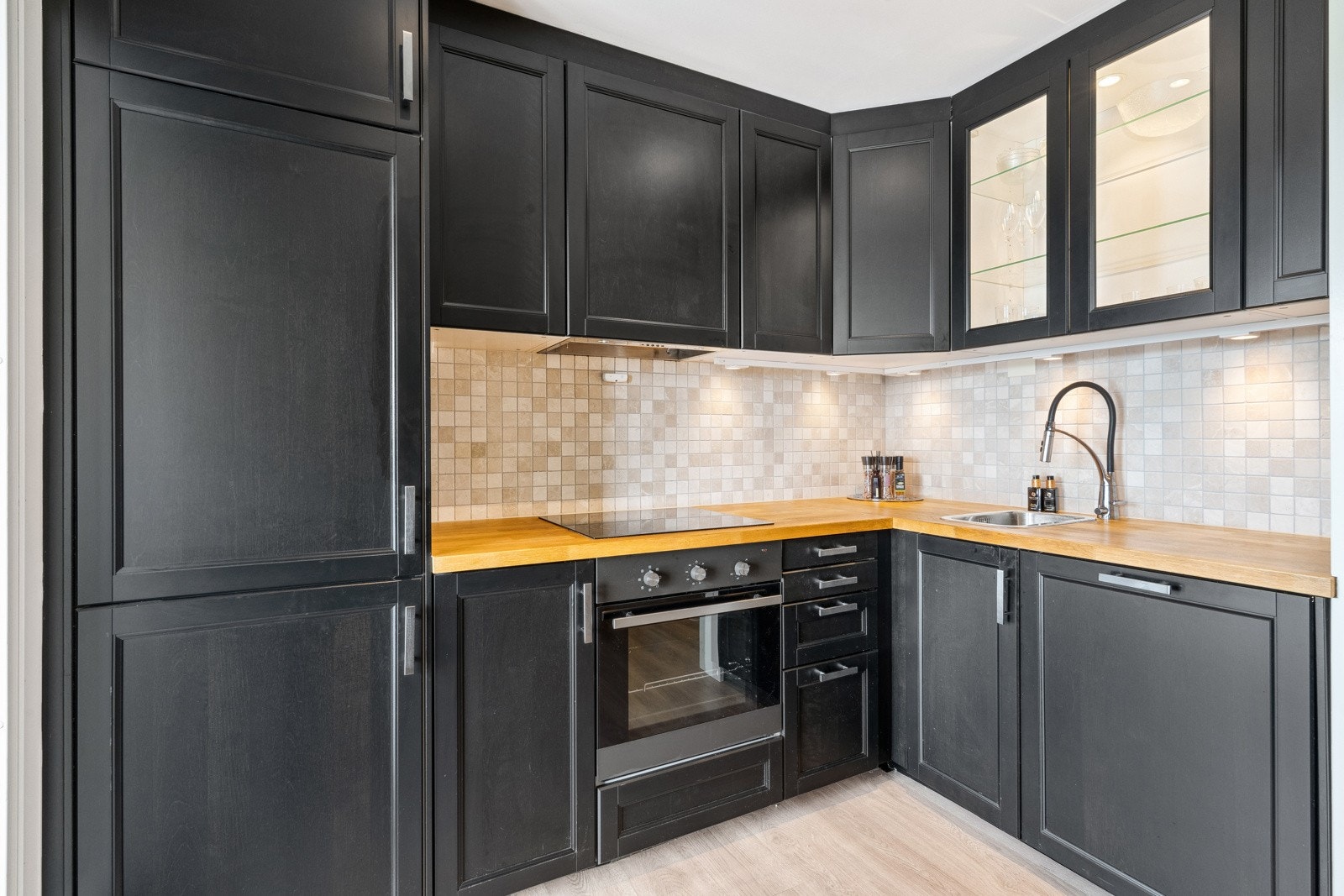 Praktisk kjøkkeninnredning med mye skap-og benkeplass. Galleribilde