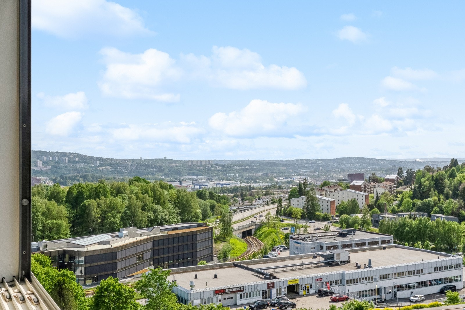 Utsikt nedover Groruddalen, totalt uten innsyn på balkongen. Galleribilde
