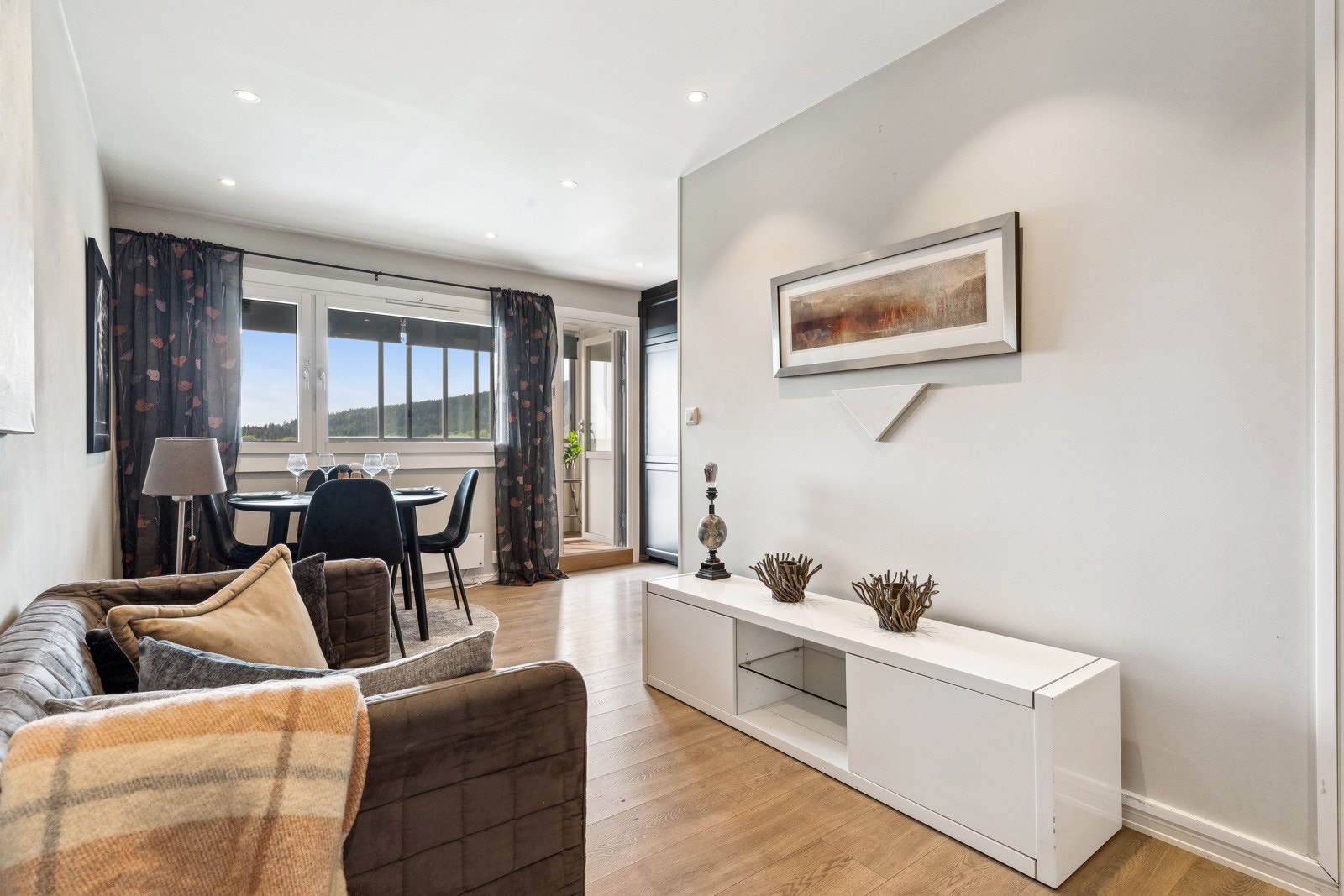 Fine sol og lysforhold med vindusflater i hele leilighetens bredde. Galleribilde