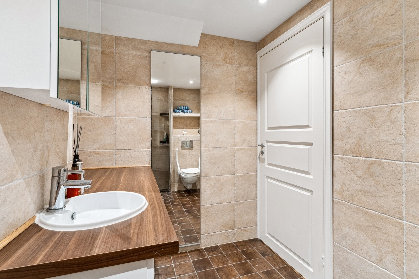 Badet er ombygget og betydelig større enn normalt. Opplegg for vaskemaskin på bad. Miele vaskemaskin vil følge boligen. Det er innvendig bod bak speildøren. Galleribilde