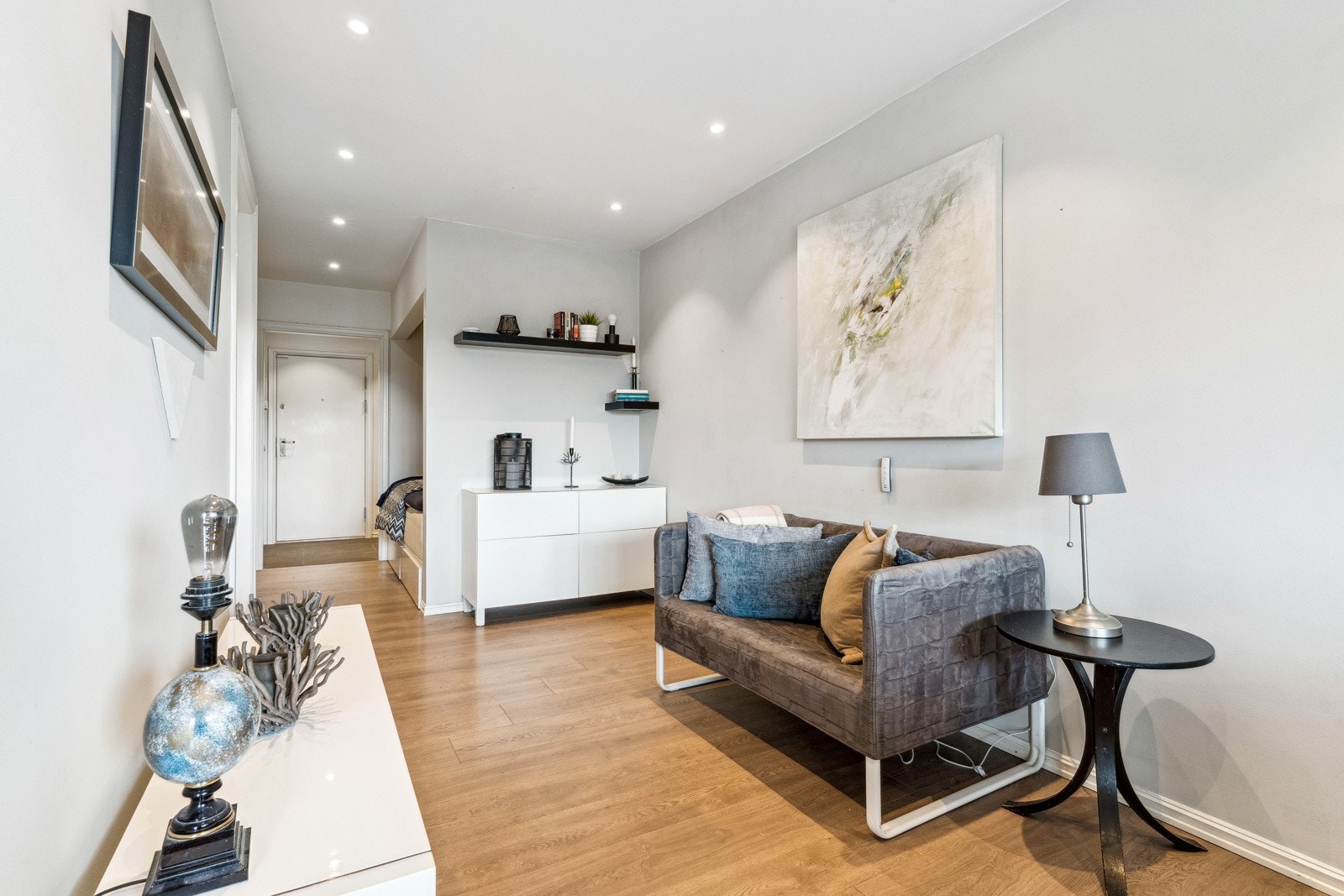 Lett å møblere med salong og strategisk plassert tv. Galleribilde