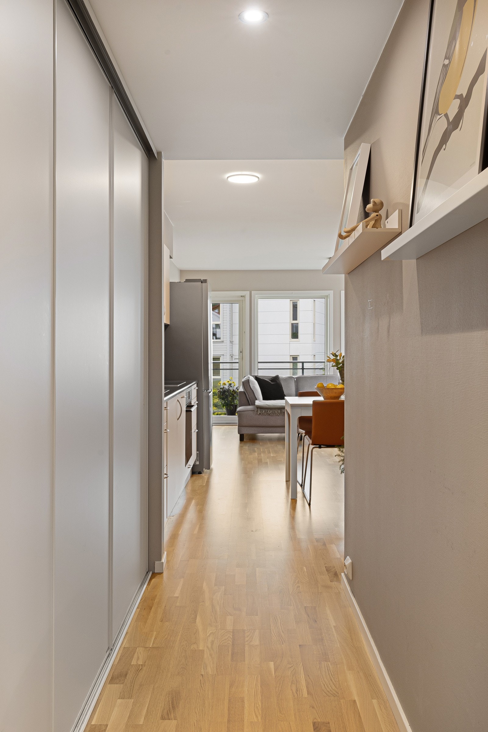 Gangen er meget godt utnyttet med en romslig skyvedørsgarderobe. Galleribilde